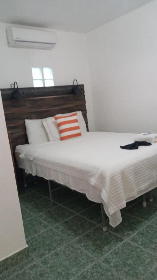Beach Club Budget Rooms At Popeyes Кей-Колкер Экстерьер фото