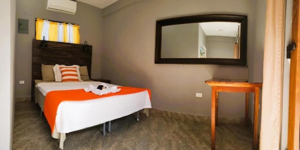 Beach Club Budget Rooms At Popeyes Кей-Колкер Экстерьер фото