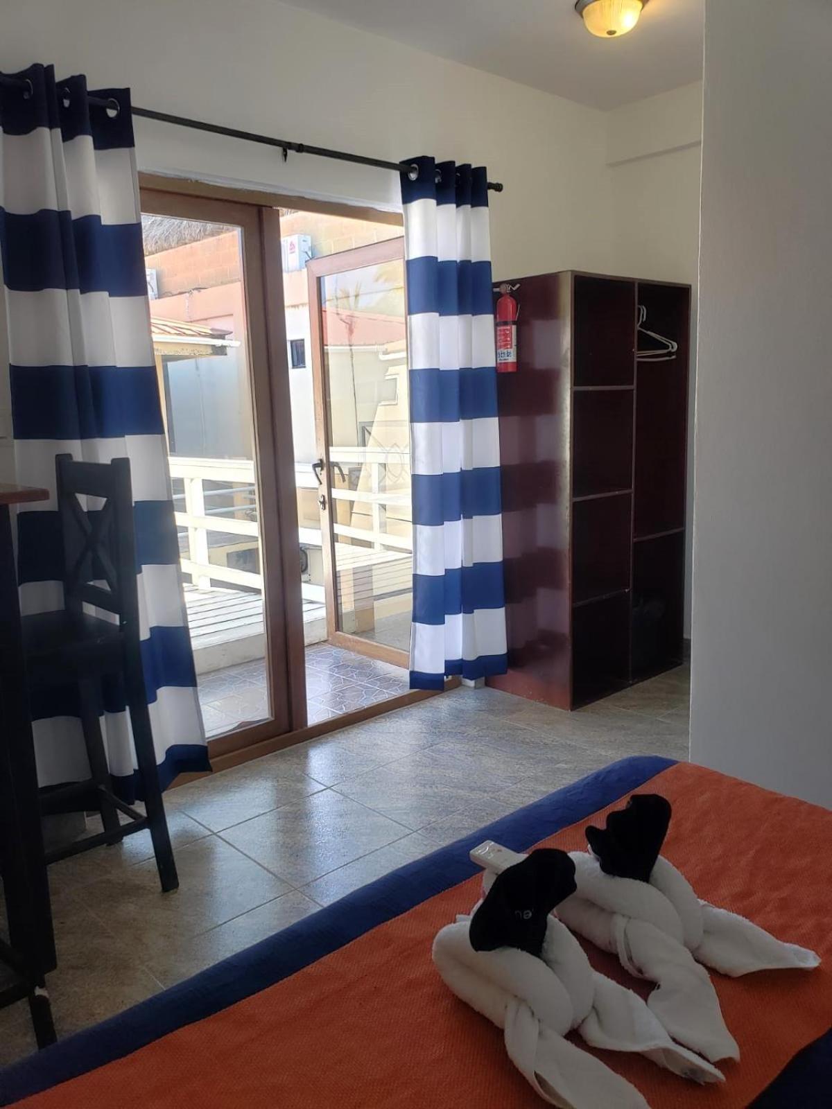Beach Club Budget Rooms At Popeyes Кей-Колкер Экстерьер фото