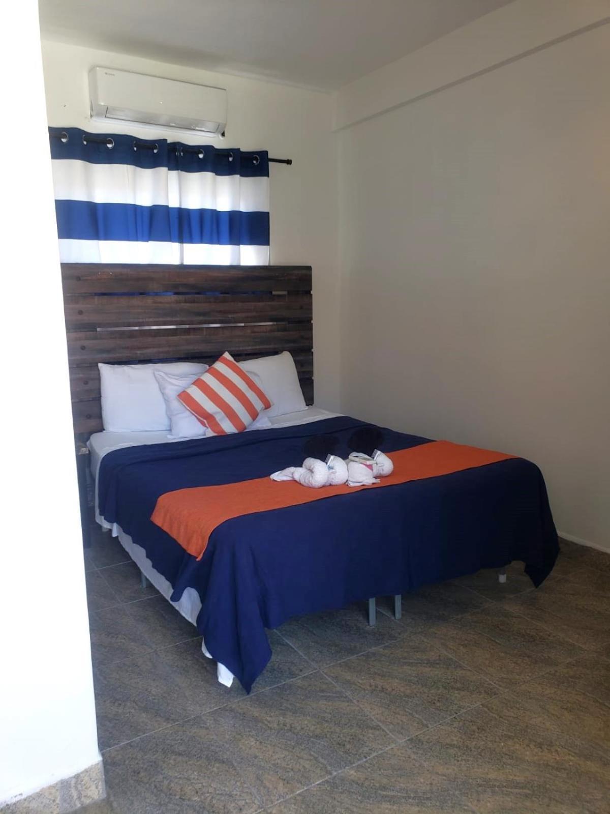 Beach Club Budget Rooms At Popeyes Кей-Колкер Экстерьер фото