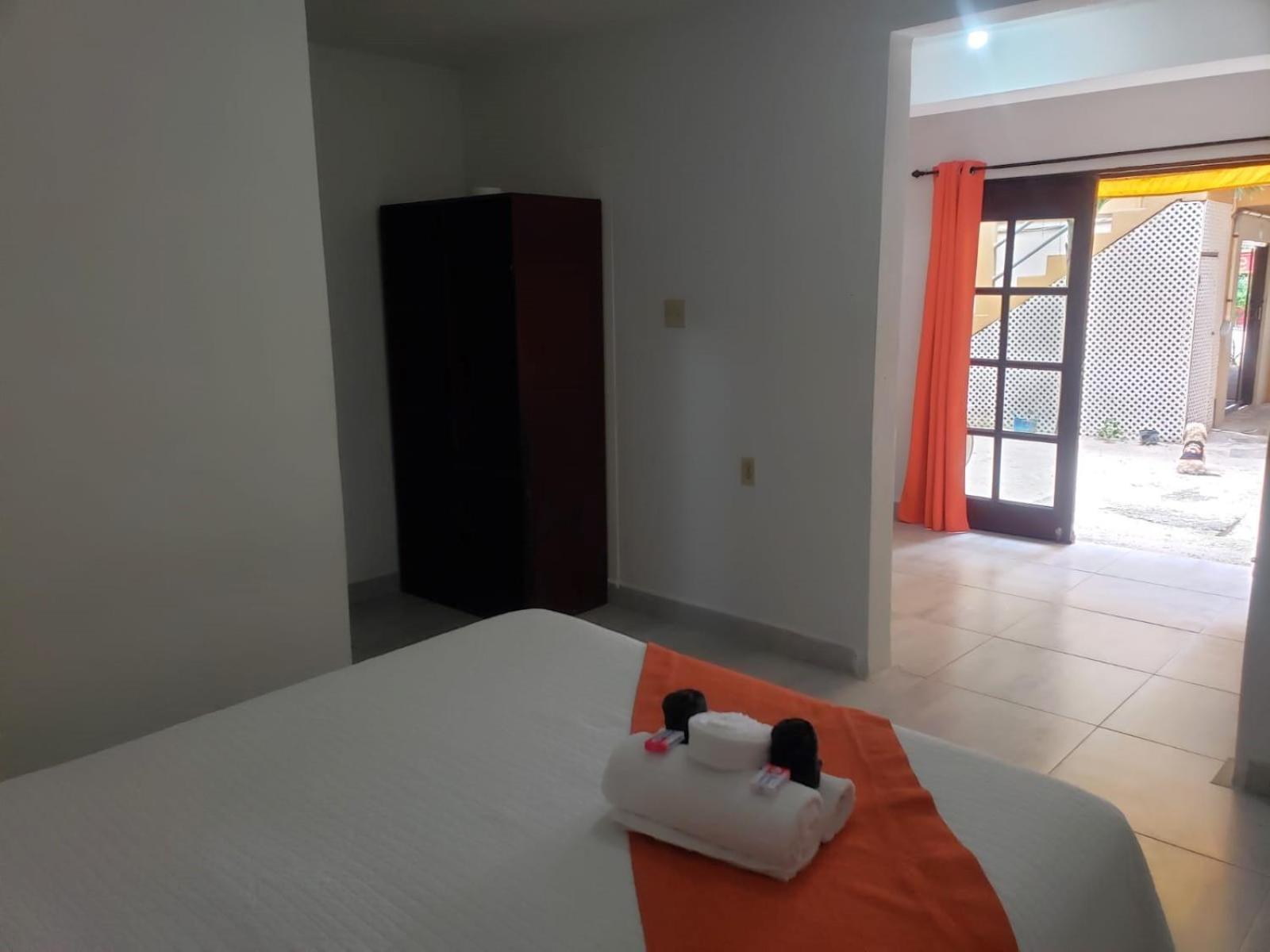 Beach Club Budget Rooms At Popeyes Кей-Колкер Экстерьер фото