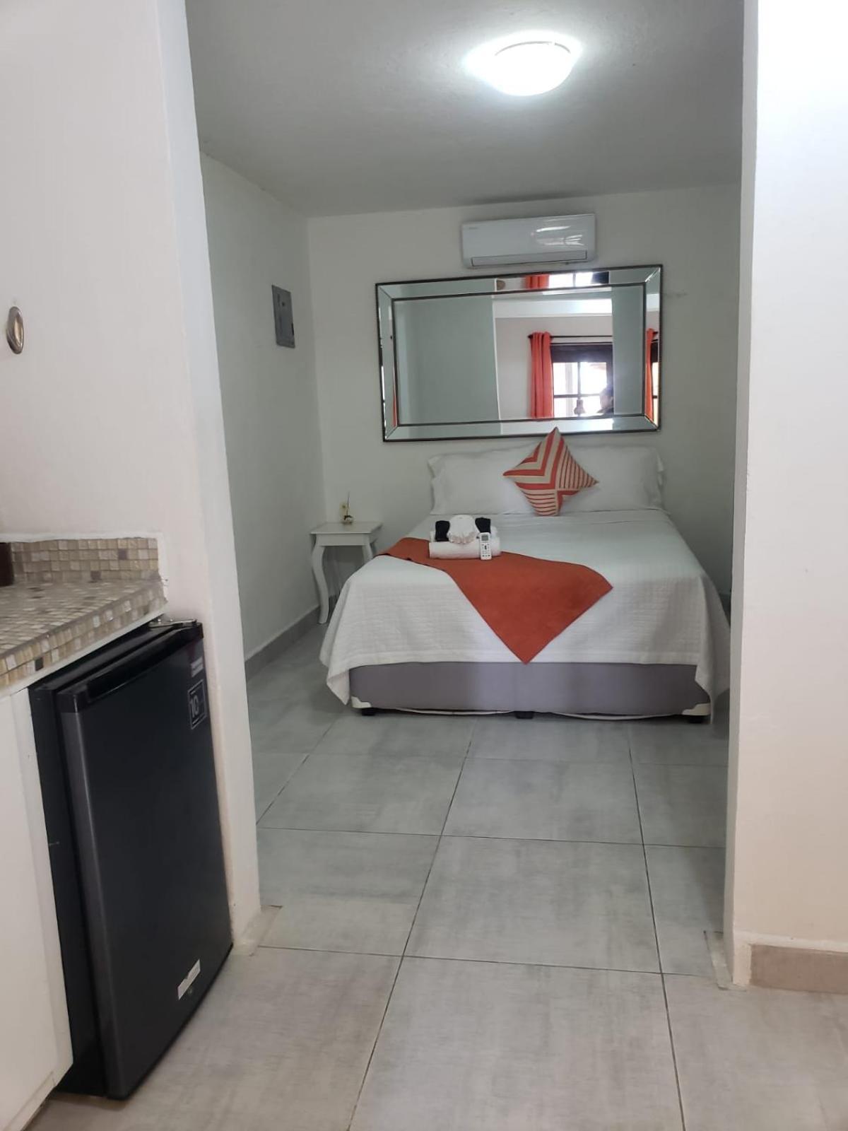 Beach Club Budget Rooms At Popeyes Кей-Колкер Экстерьер фото